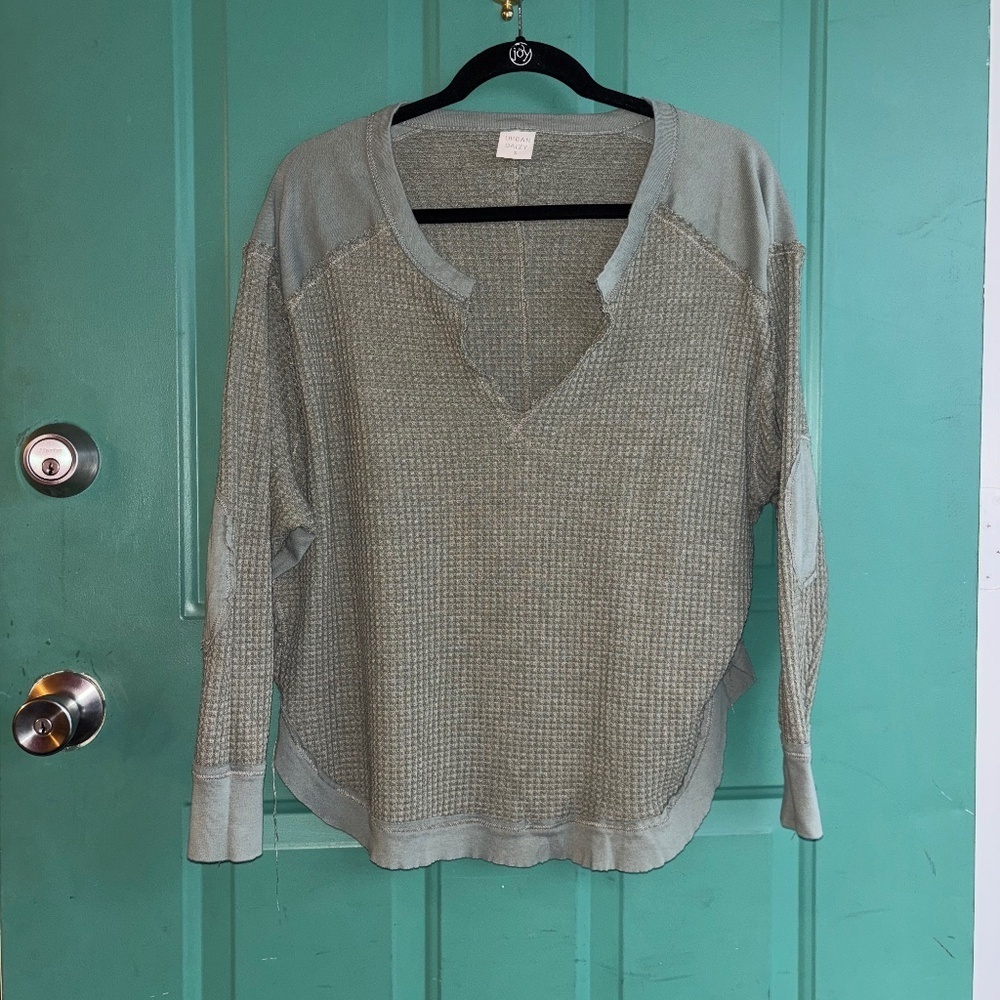 Urban Daizy small olive green pullover adorable !